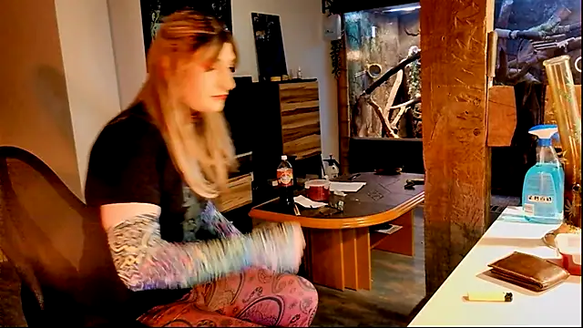 Snapshot of DYasmin69 chatting on 10.24.25 DYasmin69 online show from 10.24.25