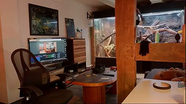 Snapshot of DYasmin69 chatting on 10.26.25 DYasmin69 online show from 10.26.25