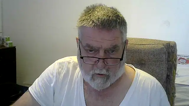 Snapshot of viejo_oso chatting on 11.05.25 viejo oso online show from 11.05.25