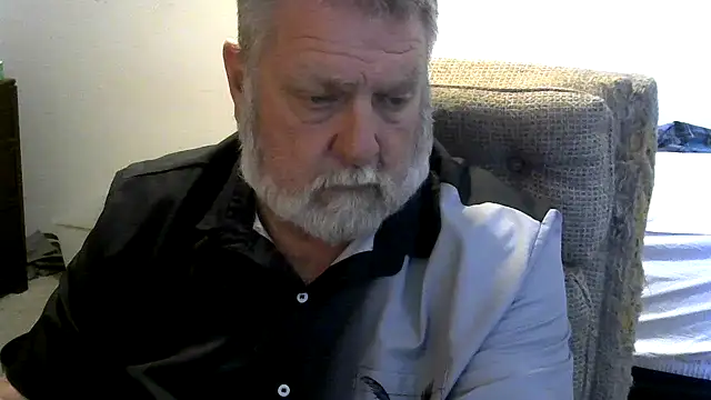 Snapshot of viejo_oso chatting on 11.10.25 viejo oso online show from 11.10.25