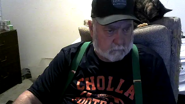 Snapshot of viejo_oso chatting on 12.01.25 viejo oso online show from 12.01.25