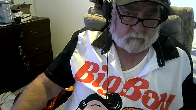 Snapshot of viejo_oso chatting on 12.21.25 viejo oso online show from 12.21.25