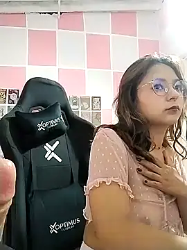 Snapshot of Paulina_mosh chatting on 02.20.25 Paulina mosh online show from 02.20.25