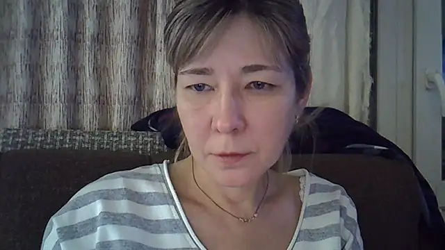 Snapshot of EllaJohnsonX chatting on 01.12.25 EllaJohnsonX online show from 01.12.25