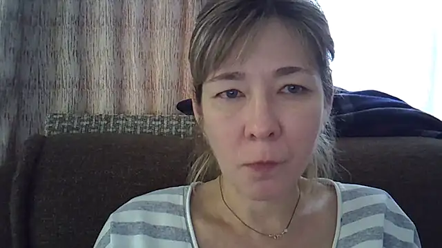 Snapshot of EllaJohnsonX chatting on 01.12.25 EllaJohnsonX online show from 01.12.25