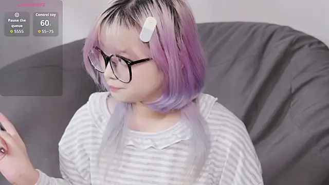 Snapshot of Yu_UwU_ chatting on 10.05.25 Yu UwU  online show from 10.05.25