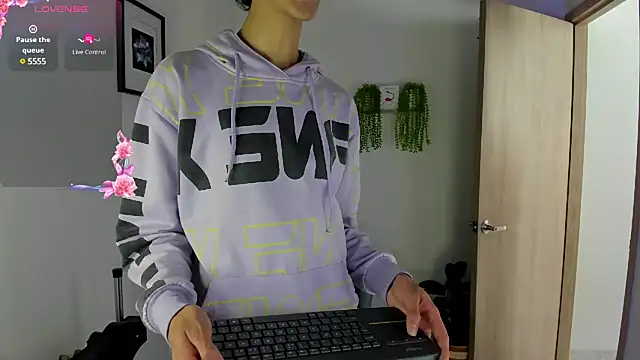 Snapshot of alahia_sweet chatting on 03.22.25 alahia sweet online show from 03.22.25