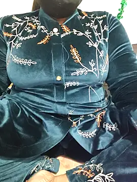 Snapshot of tanvihot2 chatting on 12.18.25 tanvihot2 online show from 12.18.25