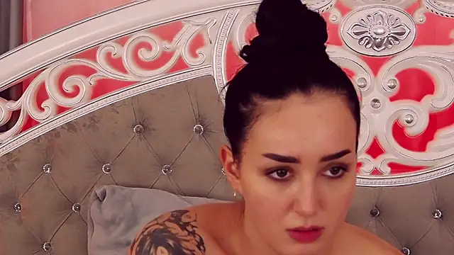 KimKhallifa online show from 02.12.25