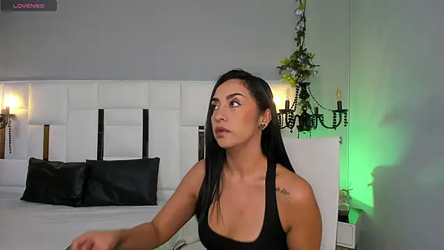 Snapshot of MAGIC_AURORAA chatting on 02.10.25 MAGIC AURORAA online show from 02.10.25