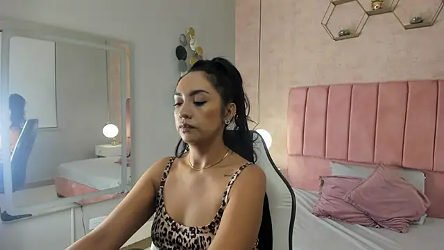 Snapshot of MAGIC_AURORAA chatting on 03.04.25 MAGIC AURORAA online show from 03.04.25