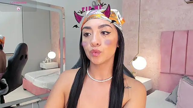 Snapshot of MAGIC_AURORAA chatting on 03.18.25 MAGIC AURORAA online show from 03.18.25