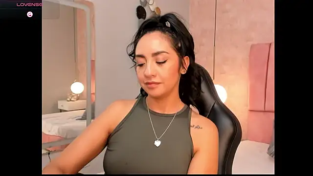 Snapshot of MAGIC_AURORAA chatting on 03.20.25 MAGIC AURORAA online show from 03.20.25