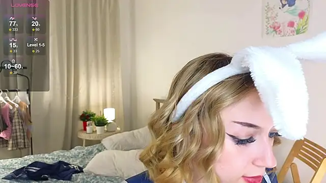 Snapshot of DaisyHearl chatting on 01.08.25 DaisyHearl online show from 01.08.25