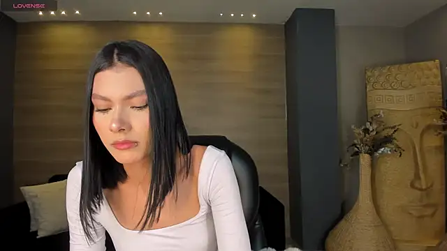 NiaSalvatore online show from 09.18.25