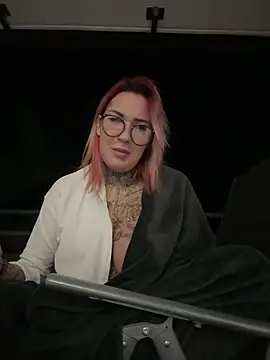 Snapshot of Mia-Fuchs chatting on 02.11.25 Mia-Fuchs online show from 02.11.25