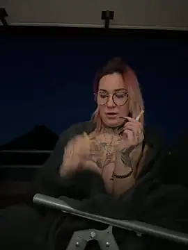 Snapshot of Mia-Fuchs chatting on 03.11.25 Mia-Fuchs online show from 03.11.25