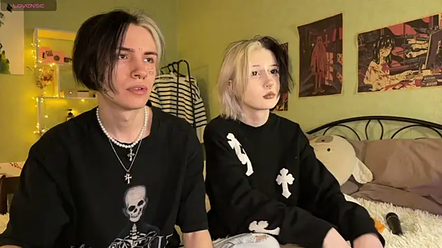 Snapshot of VeryRare_TwinS chatting on 10.08.25 VeryRare TwinS online show from 10.08.25