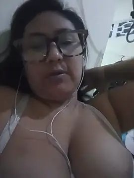 Snapshot of acuarela chatting on 01.23.25 acuarela online show from 01.23.25