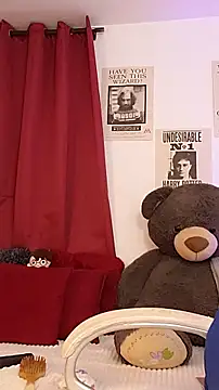 Snapshot of downsonMia chatting on 02.04.26 downsonMia online show from 02.04.26