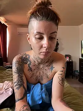 Snapshot of Izy_cute_ chatting on 02.17.26 Izy cute online show from 02.17.26