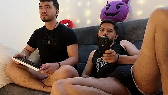 Snapshot of ErickBrant chatting on 02.11.25 ErickBrant online show from 02.11.25