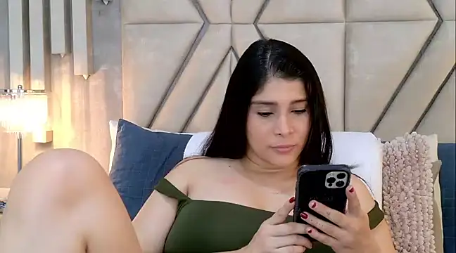 Snapshot of MilaRux chatting on 02.04.25 MilaRux online show from 02.04.25