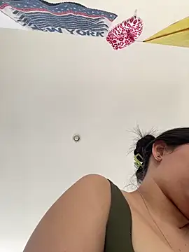 Snapshot of MilaRux chatting on 03.15.25 MilaRux online show from 03.15.25