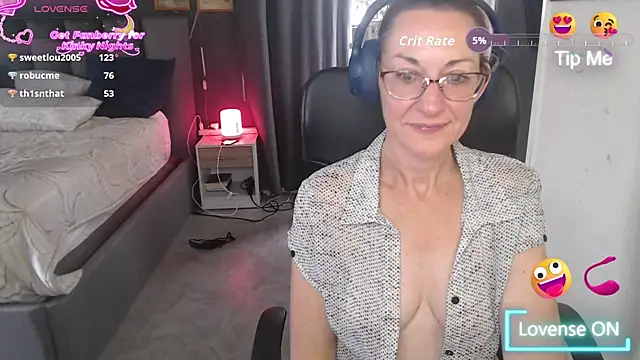 Snapshot of boeslaboes1 chatting on 12.14.25 boeslaboes1 online show from 12.14.25