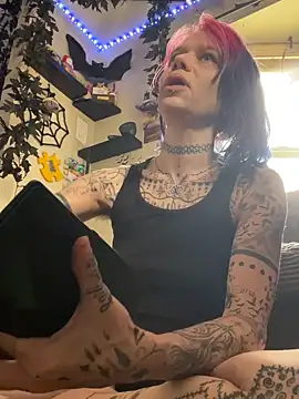 Snapshot of trashbrat chatting on 05.19.26 trashbrat online show from 05.19.26