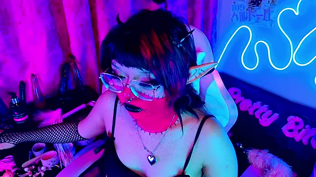 Snapshot of LaytonBox chatting on 03.01.25 LaytonBox online show from 03.01.25