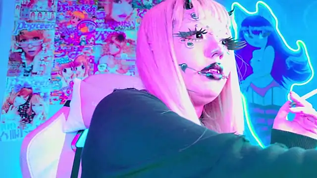 Snapshot of LaytonBox chatting on 03.10.25 LaytonBox online show from 03.10.25