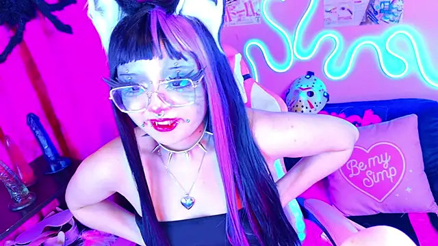 Snapshot of LaytonBox chatting on 03.14.25 LaytonBox online show from 03.14.25