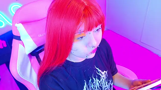 Snapshot of LaytonBox chatting on 03.15.25 LaytonBox online show from 03.15.25