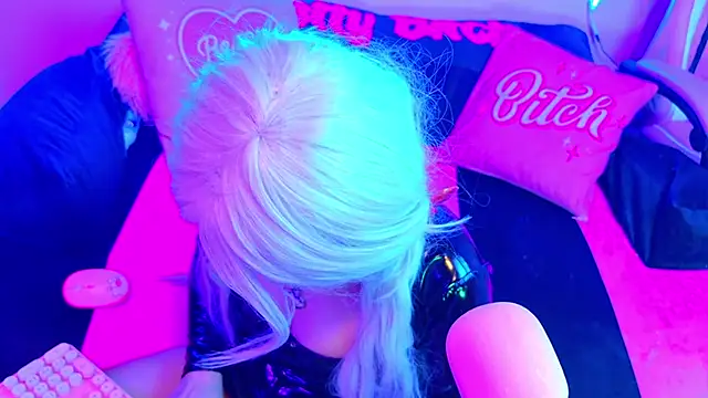 Snapshot of LaytonBox chatting on 03.16.25 LaytonBox online show from 03.16.25