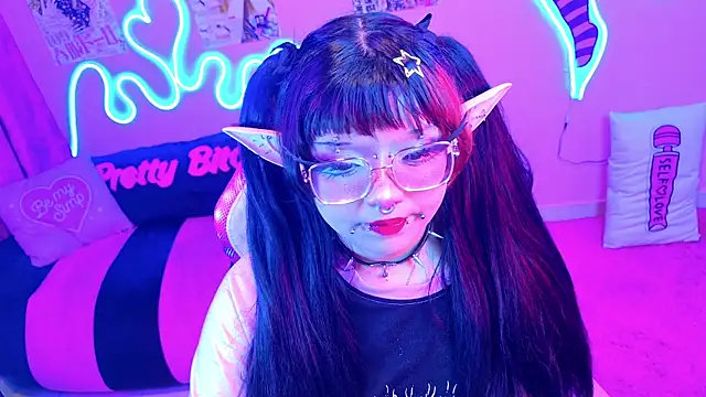 Snapshot of LaytonBox chatting on 03.22.25 LaytonBox online show from 03.22.25