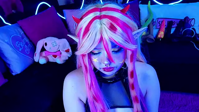 Snapshot of LaytonBox chatting on 09.16.25 LaytonBox online show from 09.16.25