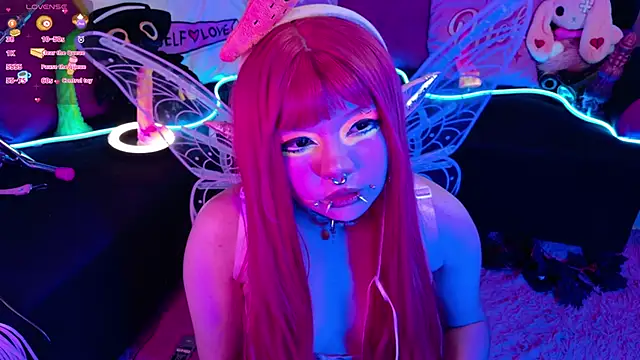 Snapshot of LaytonBox chatting on 09.26.25 LaytonBox online show from 09.26.25