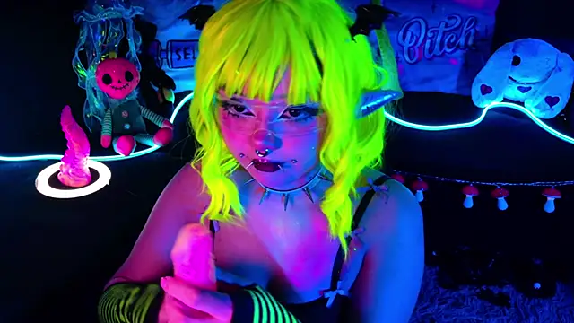 Snapshot of LaytonBox chatting on 10.10.25 LaytonBox online show from 10.10.25