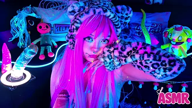 Snapshot of LaytonBox chatting on 10.11.25 LaytonBox online show from 10.11.25