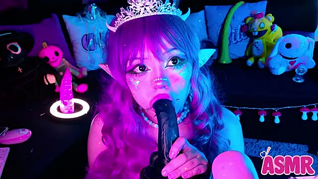 Snapshot of LaytonBox chatting on 10.27.25 LaytonBox online show from 10.27.25