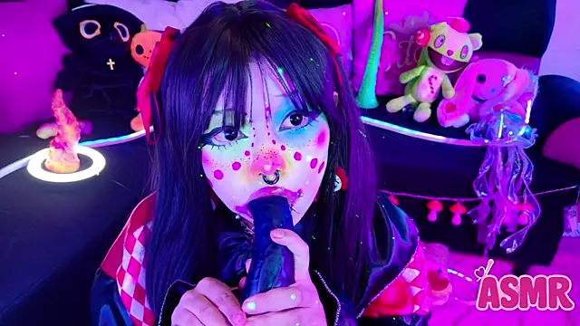 Snapshot of LaytonBox chatting on 10.31.25 LaytonBox online show from 10.31.25