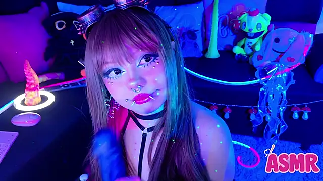 Snapshot of LaytonBox chatting on 11.02.25 LaytonBox online show from 11.02.25