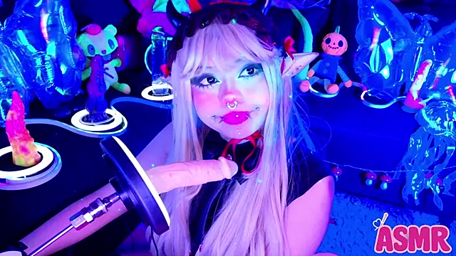 Snapshot of LaytonBox chatting on 11.16.25 LaytonBox online show from 11.16.25