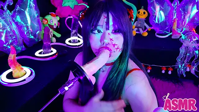 Snapshot of LaytonBox chatting on 11.18.25 LaytonBox online show from 11.18.25