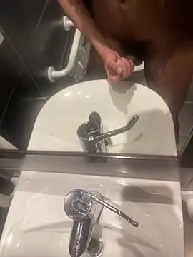 Snapshot of mdnn77 chatting on 12.23.25 mdnn77 online show from 12.23.25