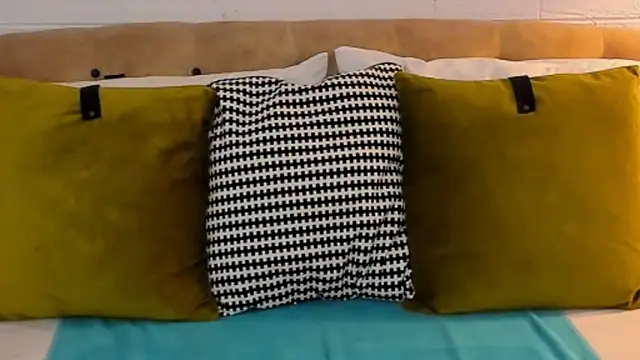 Snapshot of SarahGrays chatting on 12.19.25 SarahGrays online show from 12.19.25