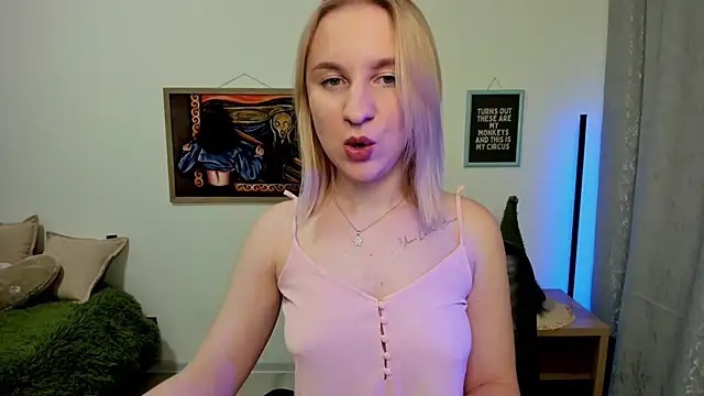 Snapshot of BeautyBlondy chatting on 01.30.25 BeautyBlondy online show from 01.30.25