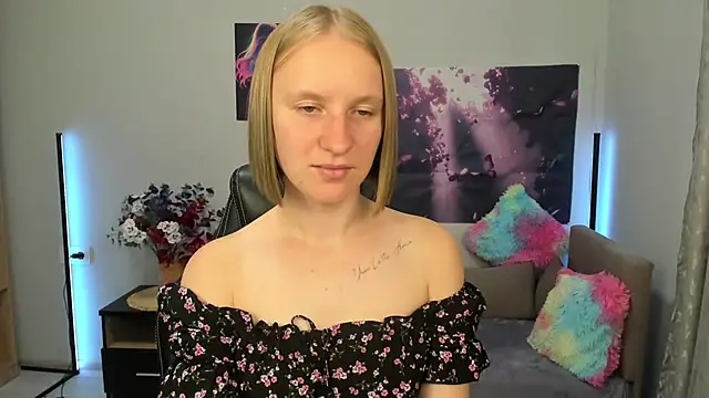 Snapshot of BeautyBlondy chatting on 09.11.25 BeautyBlondy online show from 09.11.25