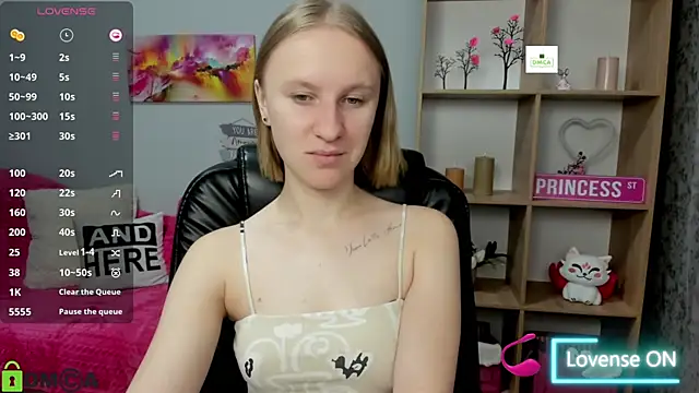 Snapshot of BeautyBlondy chatting on 10.14.25 BeautyBlondy online show from 10.14.25